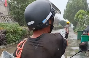 湖北男子钓获巨型鱤鱼，背着它骑车遛弯的惊险瞬间