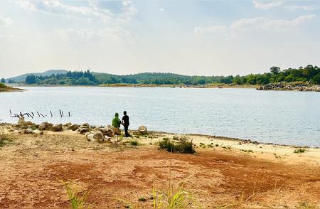 探索糯黑石头寨与石林长湖：喀斯特地貌的徒步之旅