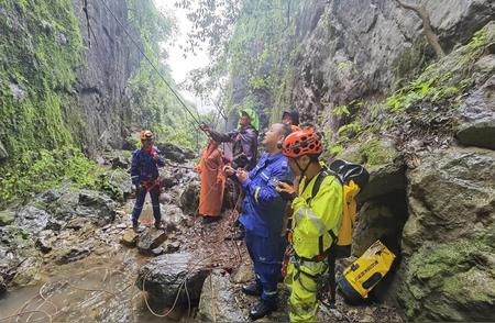 黄石蓝天救援队迅速行动，成功救援深山中的两队迷路驴友